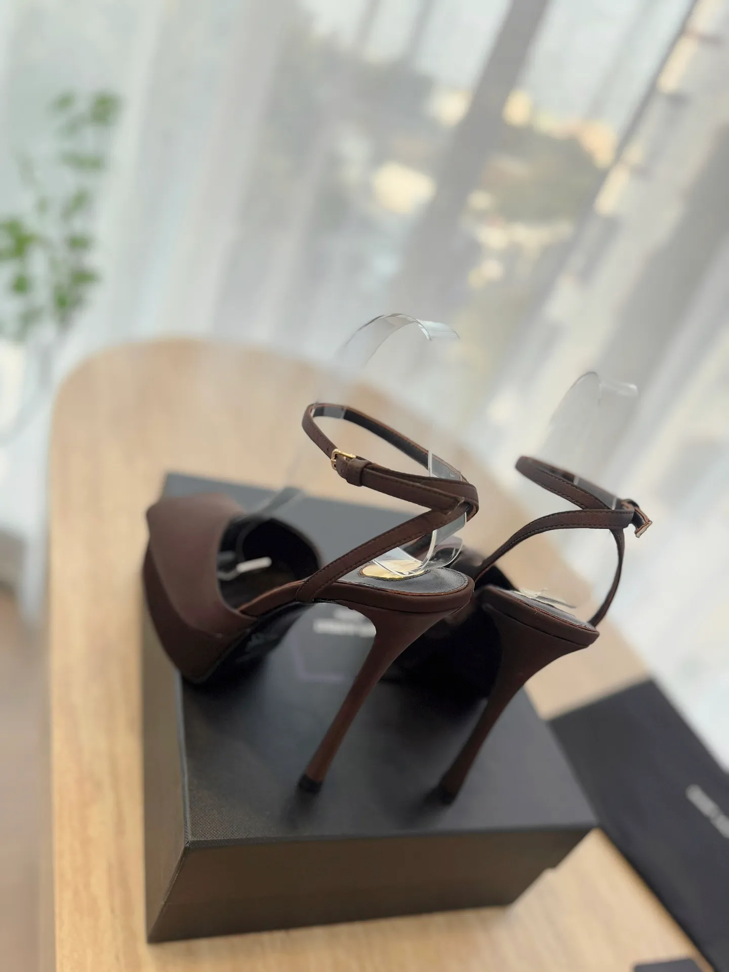 👟👟Ex-factory price 620👟👟 "SAINT LAUREN*" Saint Laurent ysl 25/spring and summer new catwalk high heels·new shoe style with 3 cm water platform. Only YSL understands women's hearts best and does not accept refutation. It is a super invincible feminine artifact and a must-have for women (z-product full-body customization, own molded toe hardware, perfect consistency). Compare the differences between pictures and goods on the market. ✔Upper: Customized imported silk, patent leather ✔Inner lining: imported sheepskin ✔Sole: imported genuine leather outsole ✔Heel height: 14cm ✔Number of yards: 35-39 (40.41.42 can be customized and non-returnable) (Full set of packaging)